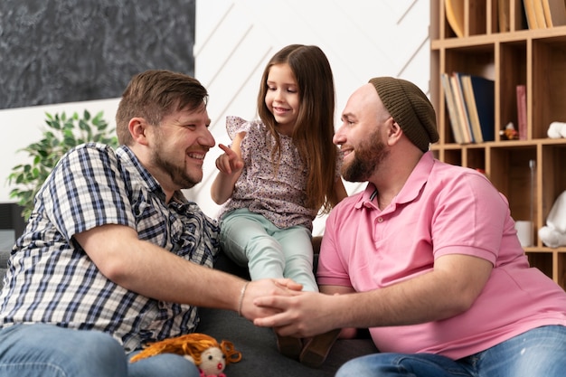 Gelukkig gezin van twee vaders en een baby