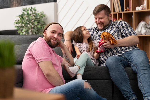 Gelukkig gezin van twee vaders en een baby