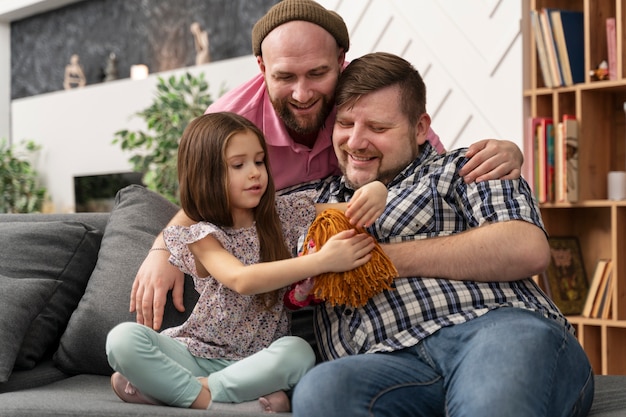 Gelukkig gezin van twee vaders en een baby