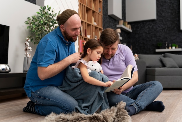 Gelukkig gezin van twee vaders en een baby