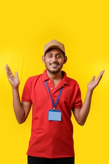 Gelukkig indiase man in t-shirt en uitdrukking geïsoleerd op gele achtergrond tonen.