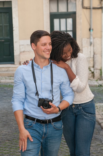 Gelukkig interracial paar dat in stad loopt