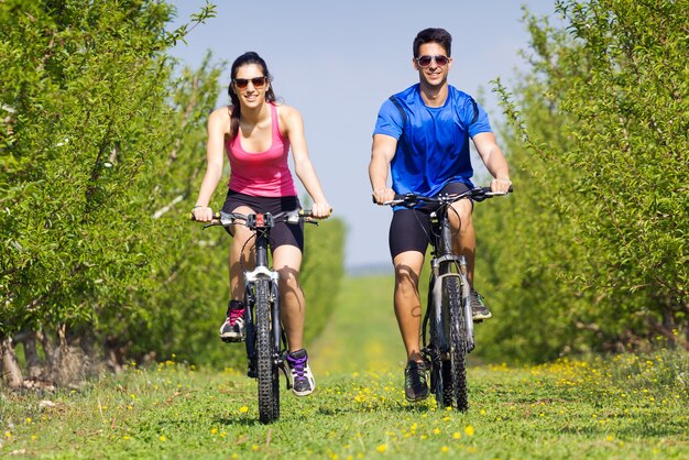 Gelukkig jong koppel op een fietstocht op het platteland