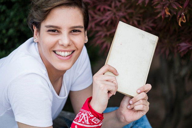 Gelukkig jong vrouwelijk tonend boek