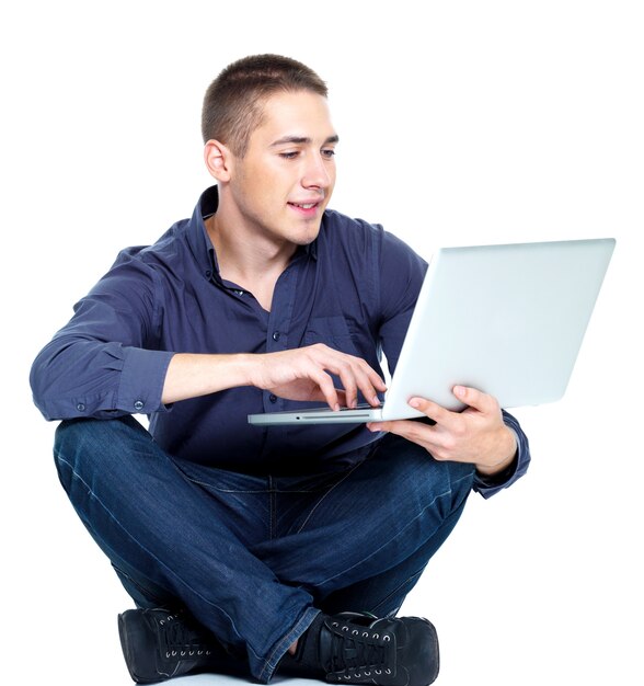 Gelukkig jonge man met laptop - geïsoleerd op wit