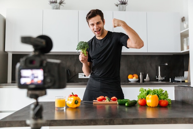 Gelukkig jonge man zijn video blog aflevering filmen