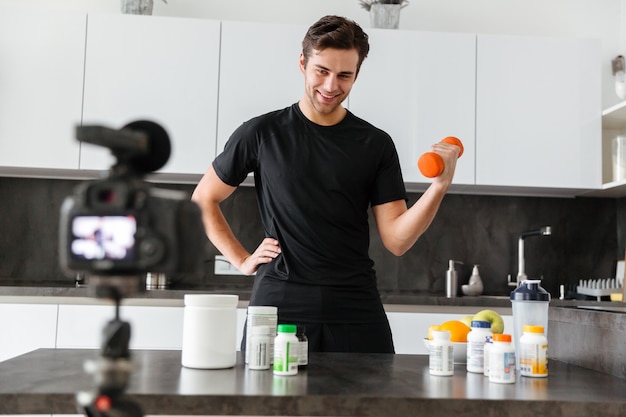 Gelukkig jonge man zijn video blog aflevering filmen