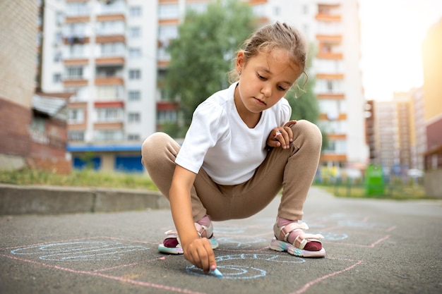 Gratis foto gelukkig kind buiten spelen