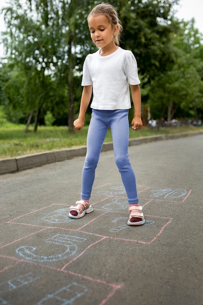 Gratis foto gelukkig kind buiten spelen