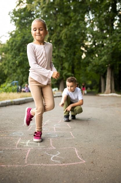 Gratis foto gelukkig kind buiten spelen