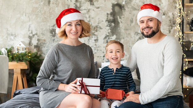 Gelukkig kind en ouders die samen op eerste kerstdag zijn