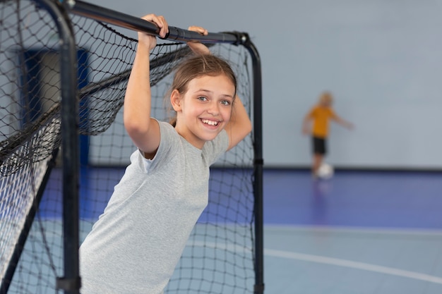 Gelukkig kind geniet van haar gymles