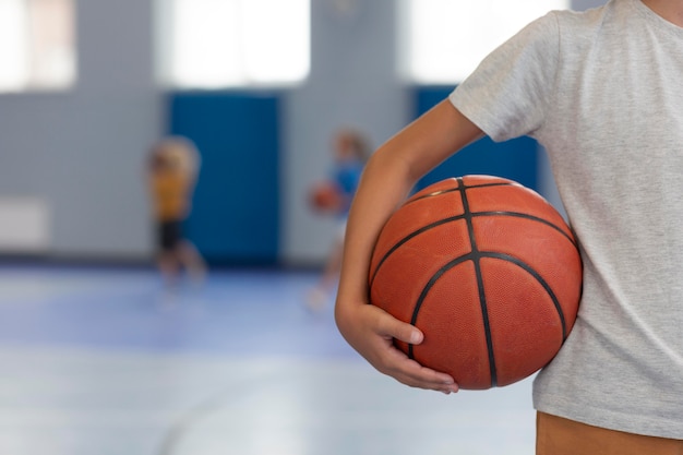 Gelukkig kind geniet van zijn gymles