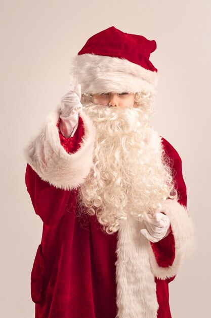 Gelukkig kind in een oversized kerstman-kostuum