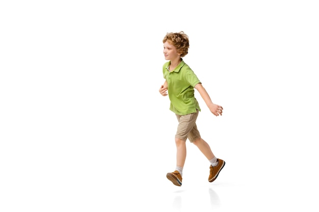 Gelukkig kind, kleine en emotionele blanke jongen springen en rennen geïsoleerd