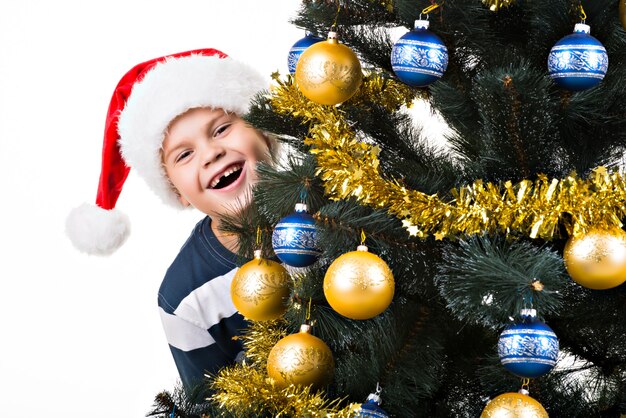 Gelukkig kind met cadeau in de buurt van de kerstboom