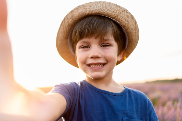 Gratis foto gelukkig kind poseren buitenshuis