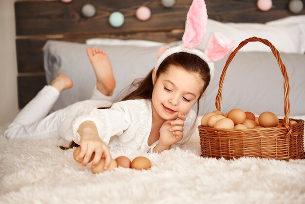 Gelukkig kind spelen met eieren in slaapkamer