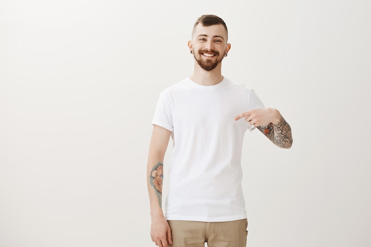 Gratis Foto gelukkig knappe jonge man wijzend op zichzelf en glimlachen