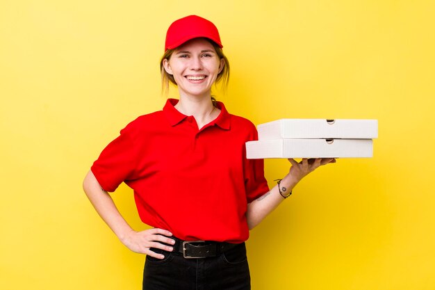 gelukkig lachend met een hand op de heup en zelfverzekerd