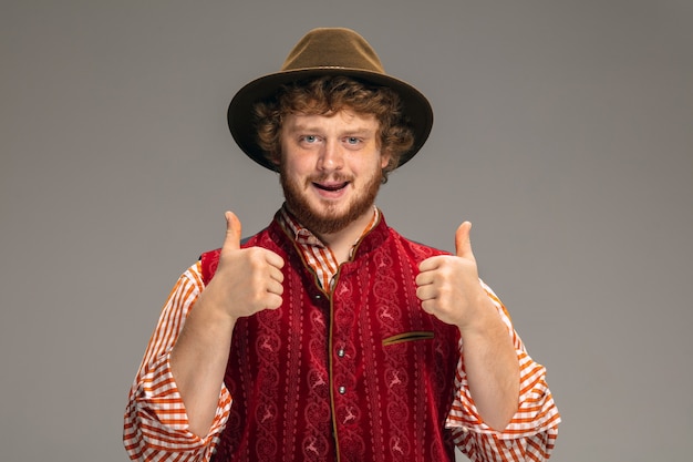 Gratis foto gelukkig lachende man gekleed in traditionele oostenrijkse of beierse klederdracht