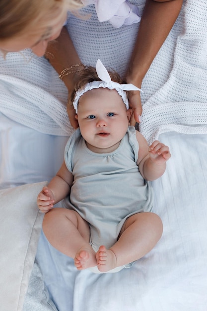 Gelukkig lachende pasgeboren baby in stijlvolle kleding