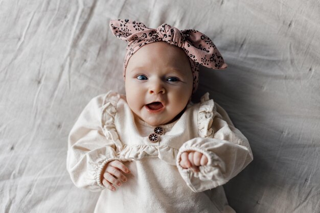 Gelukkig lachende pasgeboren baby in stijlvolle kleding