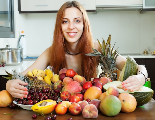 Gratis foto gelukkig langharig meisje met fruit