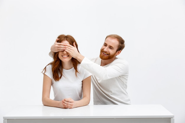 Gelukkig man bedekken vrouw ogen met palmen