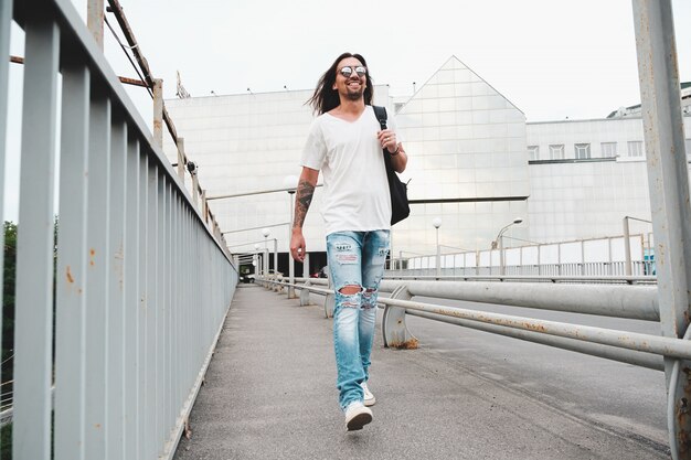 Gelukkig man lopen in de stad