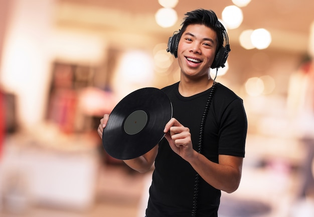 Gelukkig man luisteren naar muziek en met een vinyl in zijn handen