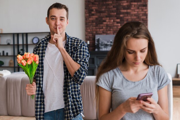 Gelukkig man met boeket in de hand suste