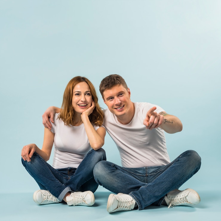 Gratis Foto gelukkig meisje dat zijn vriend bekijkt die iets toont