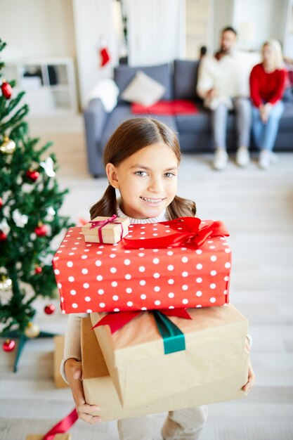 Gelukkig meisje met kerstcadeautjes