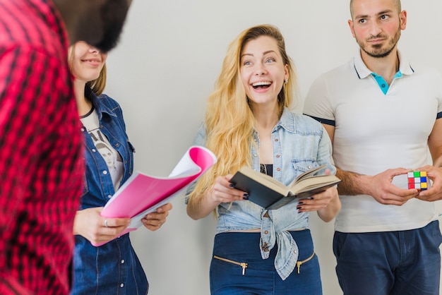 Gratis foto gelukkig meisje met klasgenoten