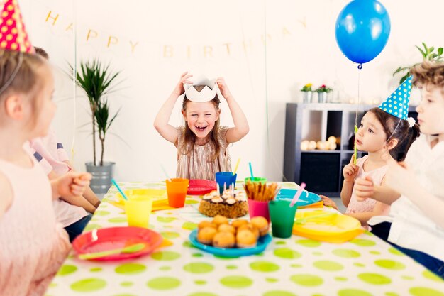 Gelukkig meisje met plezier op verjaardag