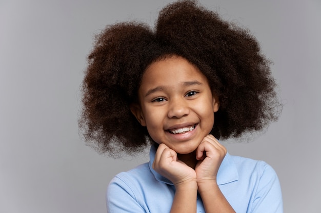 Gratis foto gelukkig meisje met schattig haar dat lacht