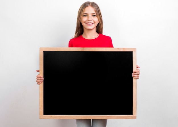 Gratis foto gelukkig meisje met schoolbord