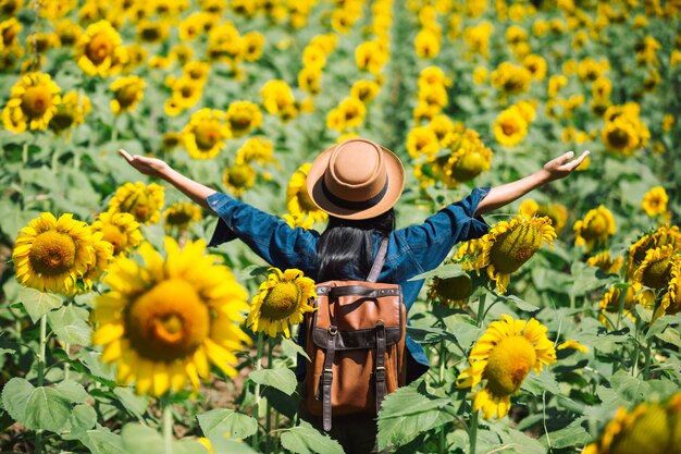 Gelukkig meisje op zonnebloemgebied.