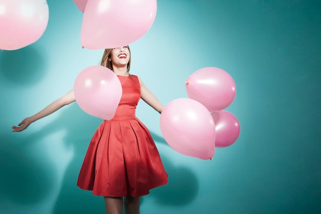 Gratis foto gelukkig meisje spelen met ballonnen