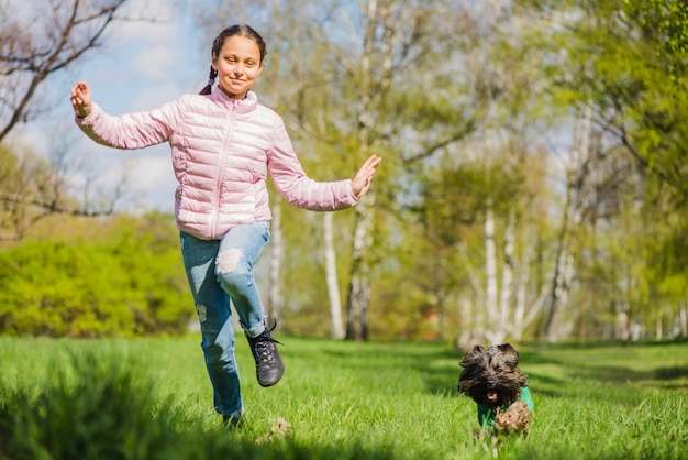 Gelukkig meisje spelen met haar hond in het park