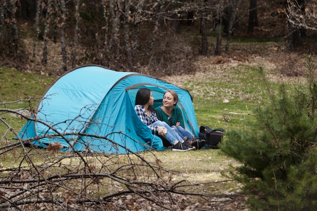 Gelukkig meisjes rust in de tent