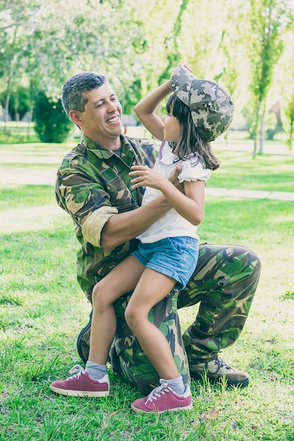 Gelukkig militaire vader knuffelen dochter na terugkeer van zendingsreis