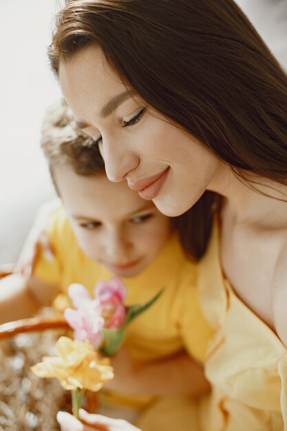 Gelukkig moeder en zoon. voorbereiding op pasen. vakantie met familie