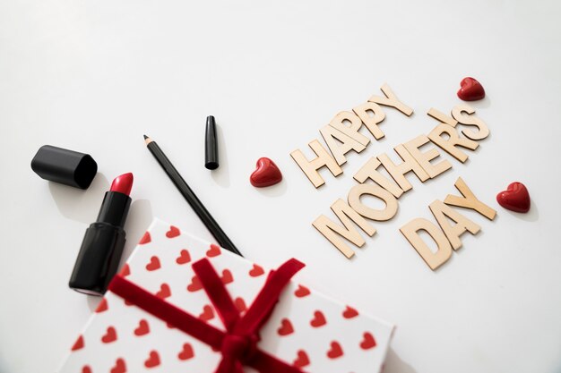 gelukkig moederdag belettering met geschenkdoos en eyeliner