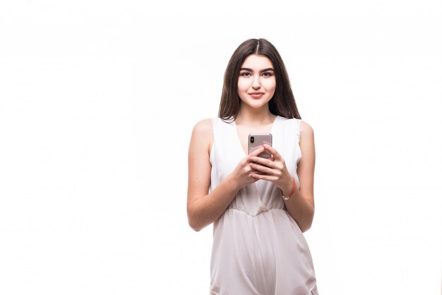 Gelukkig Mooi jong model in moderne witte kleding op wit met telefoon