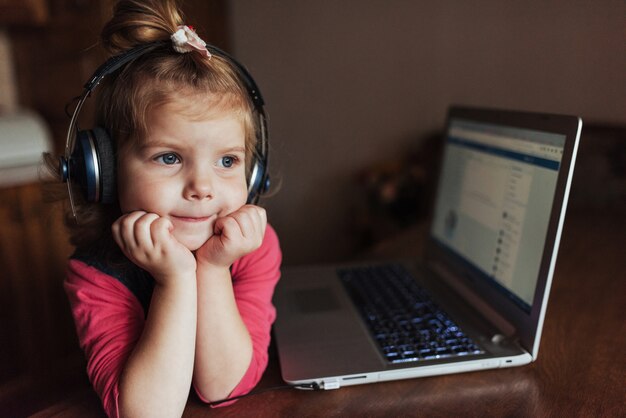 Gelukkig mooi kind dat in hoofdtelefoons aan muziek luistert