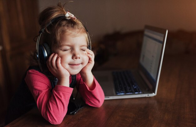 Gelukkig mooi kind dat in hoofdtelefoons aan muziek luistert