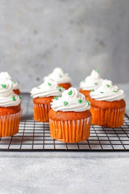 Gelukkig nieuwjaar 2021, cupcakes met gouden kaarsen.