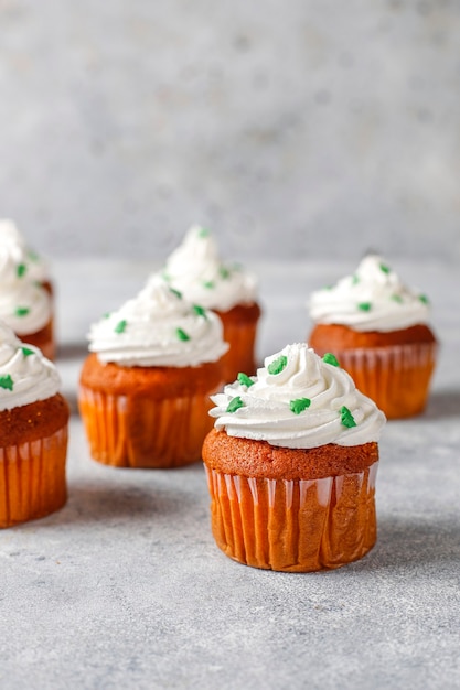 Gratis foto gelukkig nieuwjaar 2021, cupcakes met gouden kaarsen.